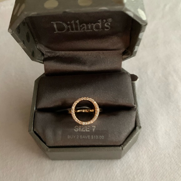 Beautiful circle ring - Picture 2 of 7